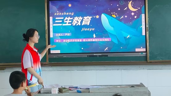 ����ҽҩѧԺ���ഺ־Ը�У����ΰ�ȫ·