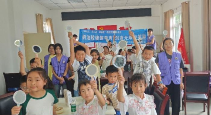 �ɶ������ѧԺ���ഺ���硱С�ӡ��硱Լʢ�ģ����������ഺ�߽���������
