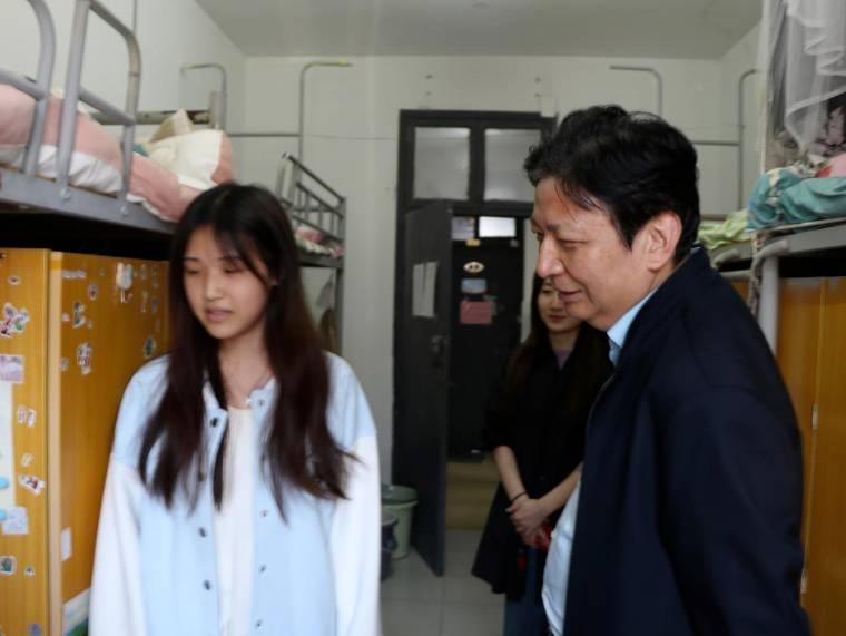 �ػ����ޣ���ů���� ��������ʦ����ѧУ�쵼������ѧԺѧ�������߷ý���