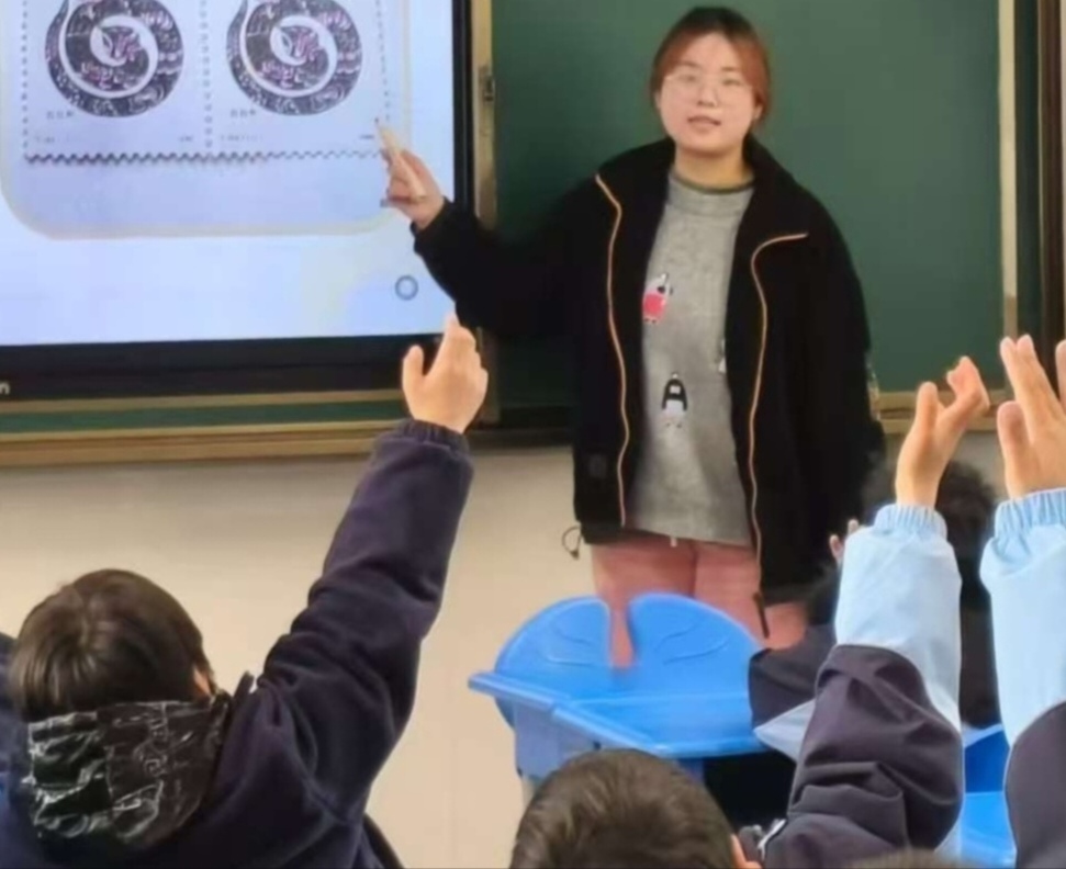 在志愿者引导下孩子们踊跃发言