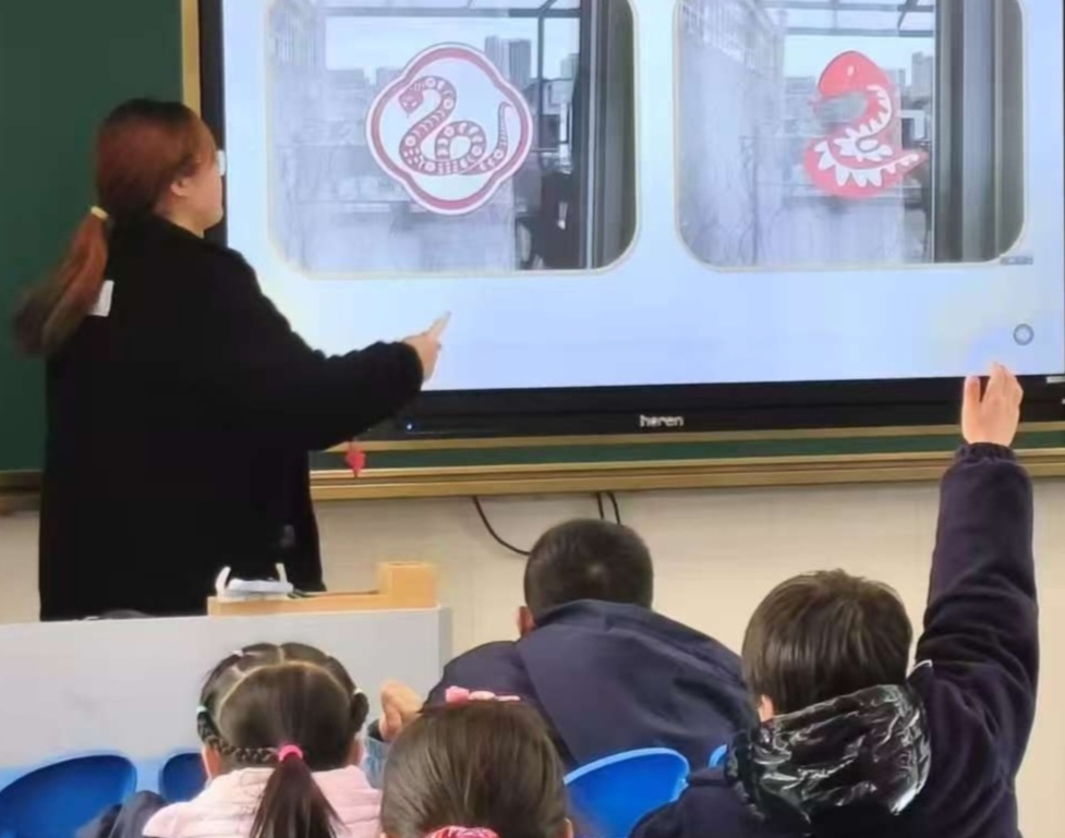 志愿者利用图画为孩子们讲解