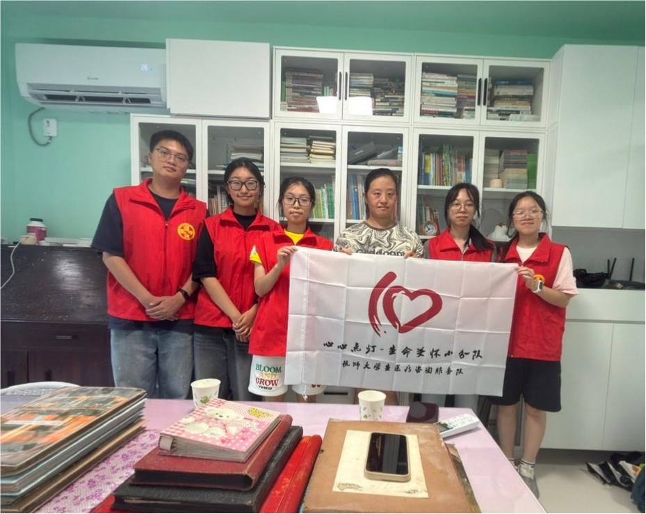 点灯人们与范阿姨合影 陈思璇摄