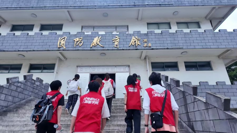 图为实践队员参观国防教育馆。刘鑫莹摄