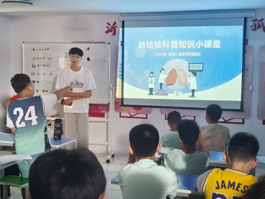 图3 临沂支教点投影讲解现场(拍摄于2026年8月10日,临沂市朱保消防站后院)