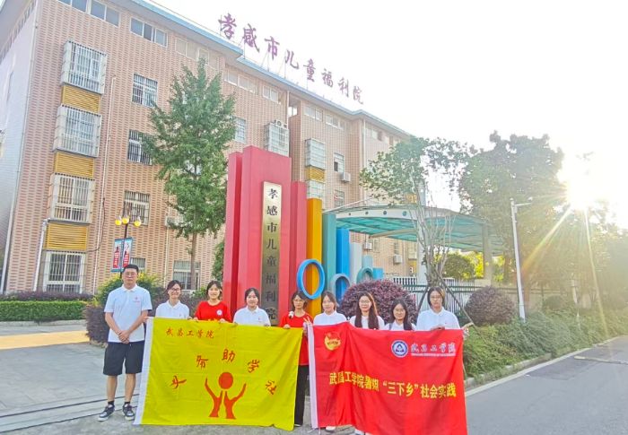 图为 志愿者与带队老师的合影 (李文昊 供图)