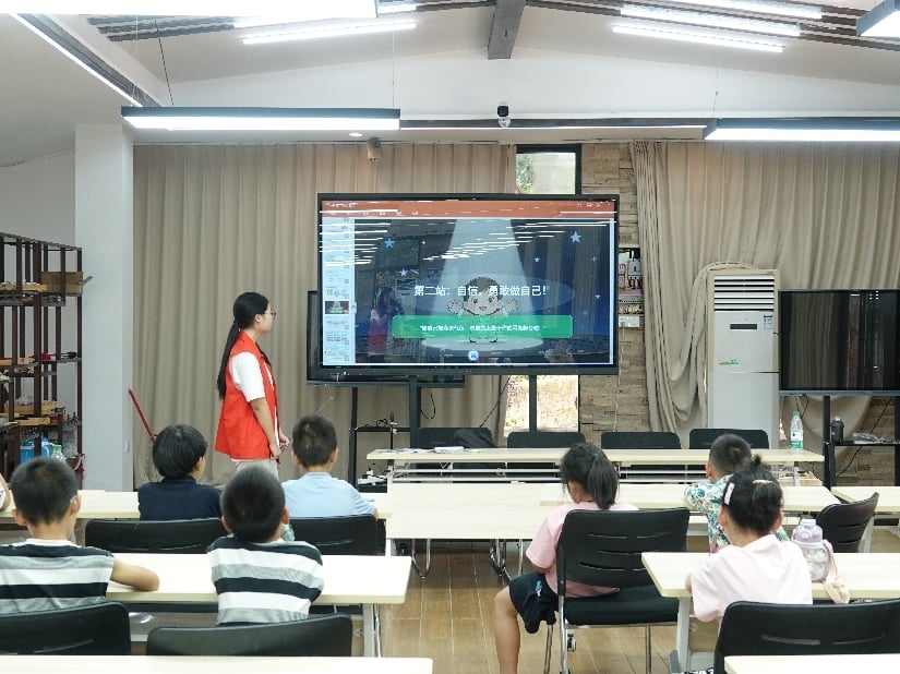 实践团队成员为小朋友们分享自信的重要性