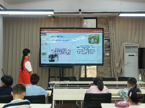 实践团队成员为小朋友们讲述袁隆平和屠呦呦的故事