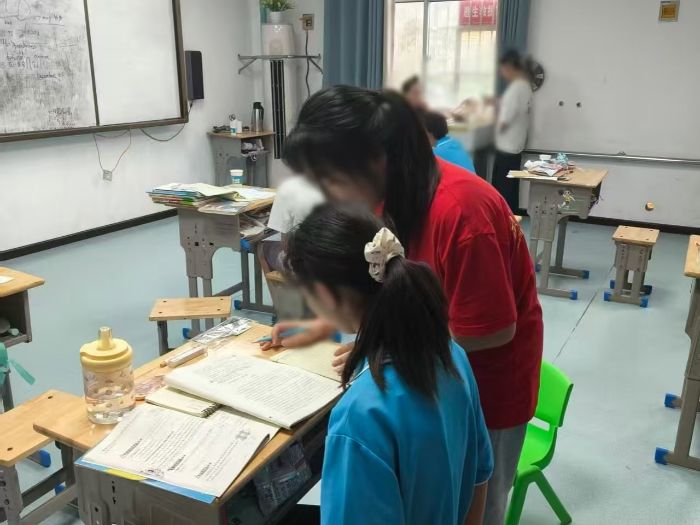 图为 “青禾筑梦”支教队队员对孩子进行一对一辅导 (杨灵 供图)