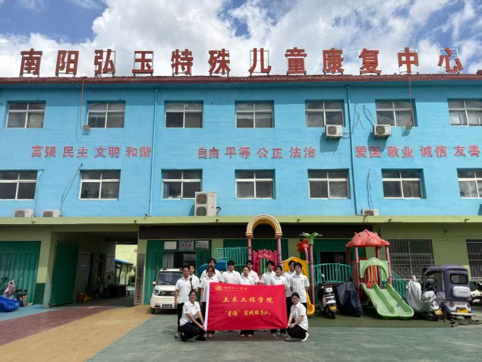 图为志愿者们合影留念。 张子正 供图