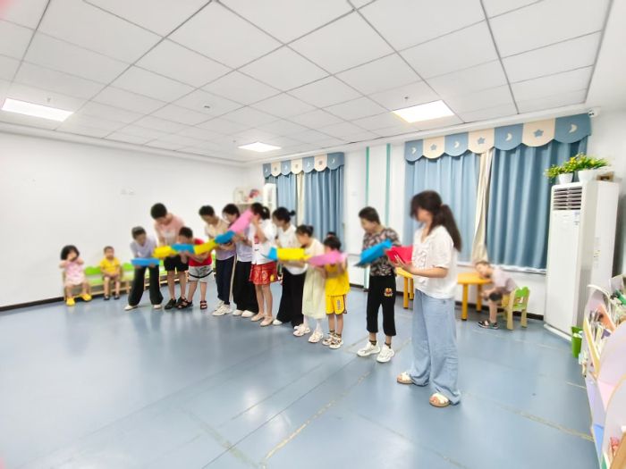 图为 志愿者与孩子们一起玩游戏 (曾丹 供图)