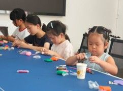 ���״�ѧ���������滮ѧԺ־Ը�����Я�����磬�߽��ϵ������ƺ���ػ���ͯ��������