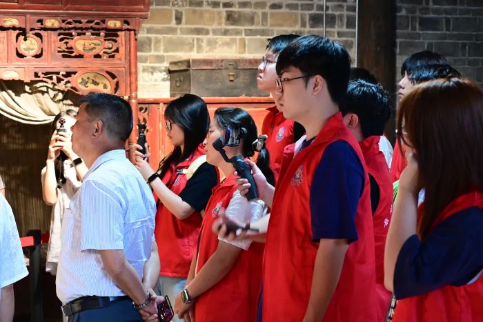 ������ҵ�Ƽ���ѧ�Ϳվ���ѧԺԺǰ��AI�ǻۿ��շ����Ÿ�կ����չ��ɫ�Ļ���ѧʵ��