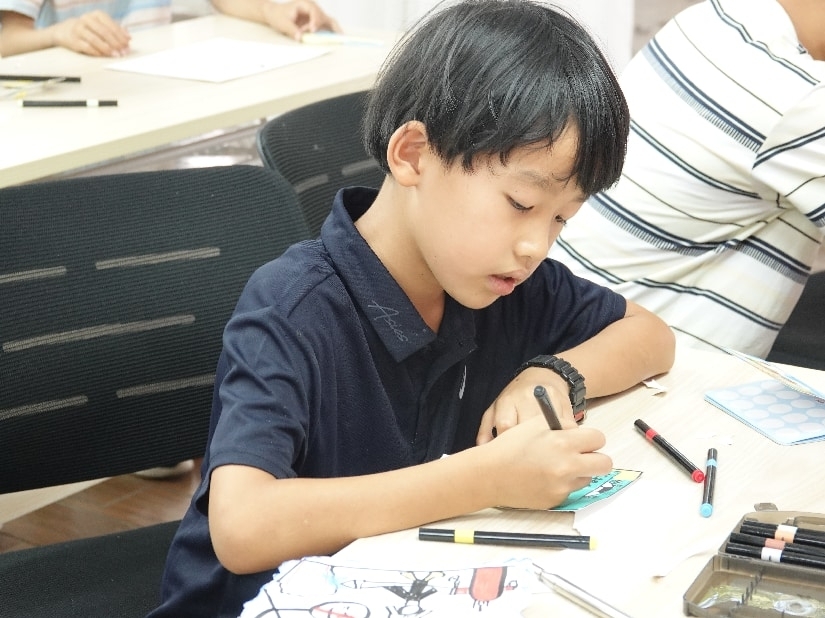 小朋友认真绘制梦想卡