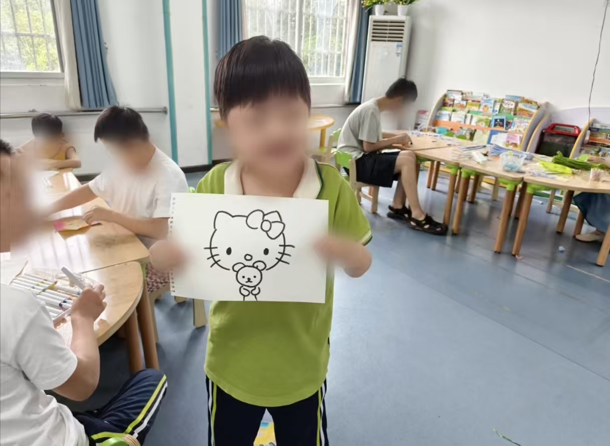 图为 小朋友展示绘画成果 (曾丹 供图)