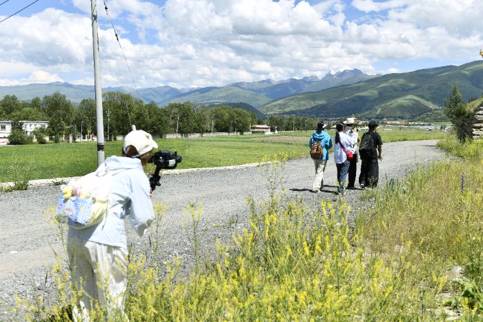 摄制组于呷拉乡青稞田野录制剧情画面