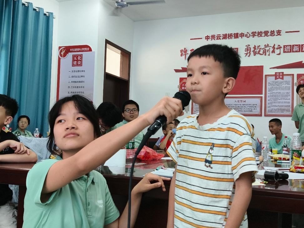 志愿者陪伴学生完成口语练习,用鼓励和引导帮助学生提升表达自信